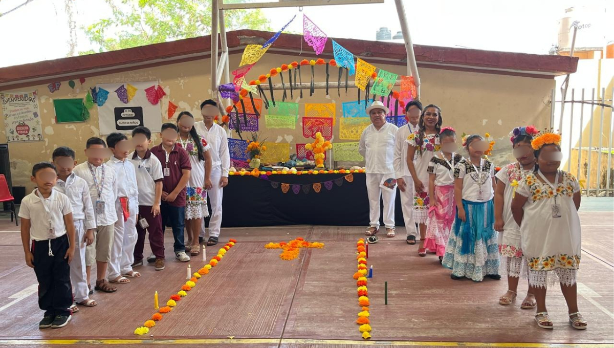 La escuela primaria Pdte. Lázaro Cárdenas de Hopelchén realizó una muestra de altares por el Día de Muertos.