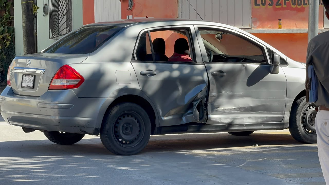 Un fuerte choque entre dos automóviles ocurrió en la colonia Tecolutla de Ciudad del Carmen.