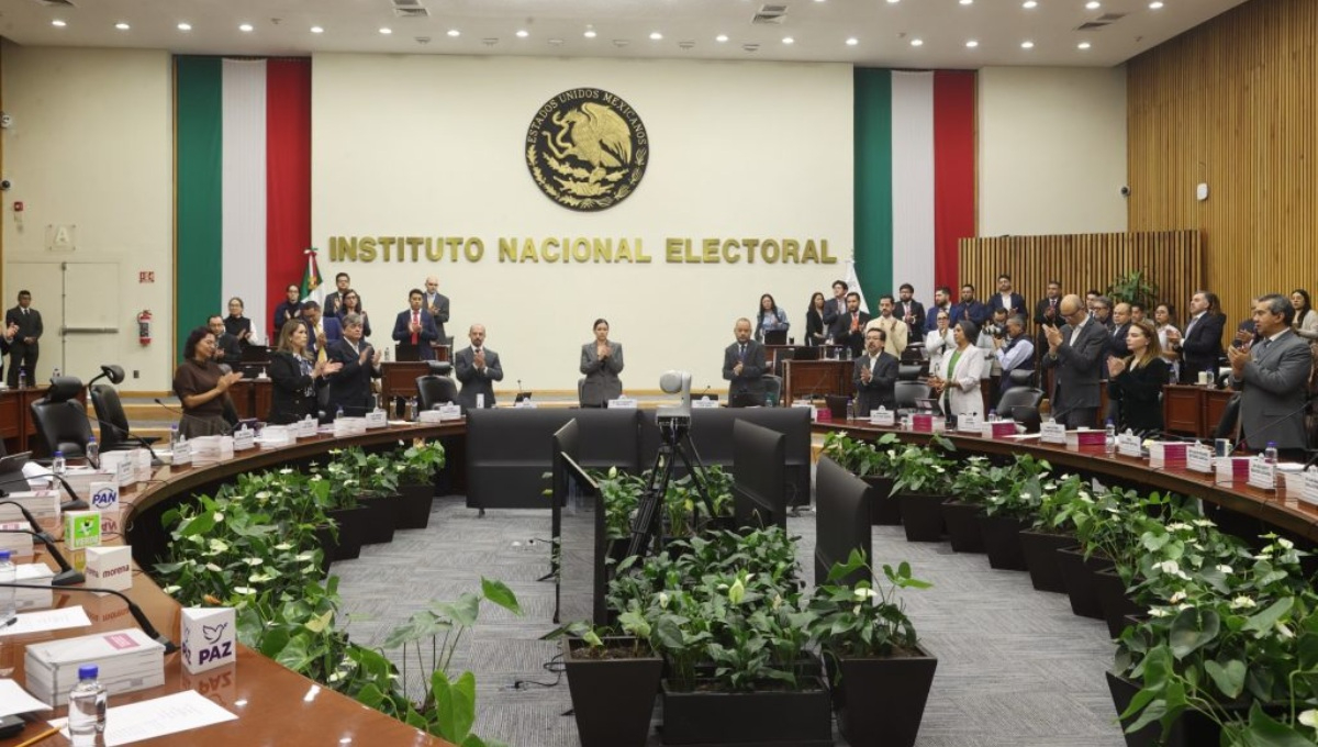 INE rinde un minuto de silencio para Cuauhtémoc Cárdenas.