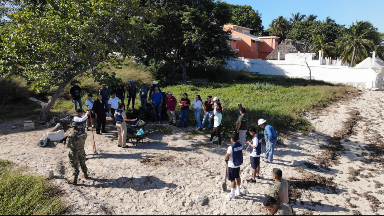 Personal naval y voluntarios civiles sumaron esfuerzos para sanear la zona balnearia costera.
