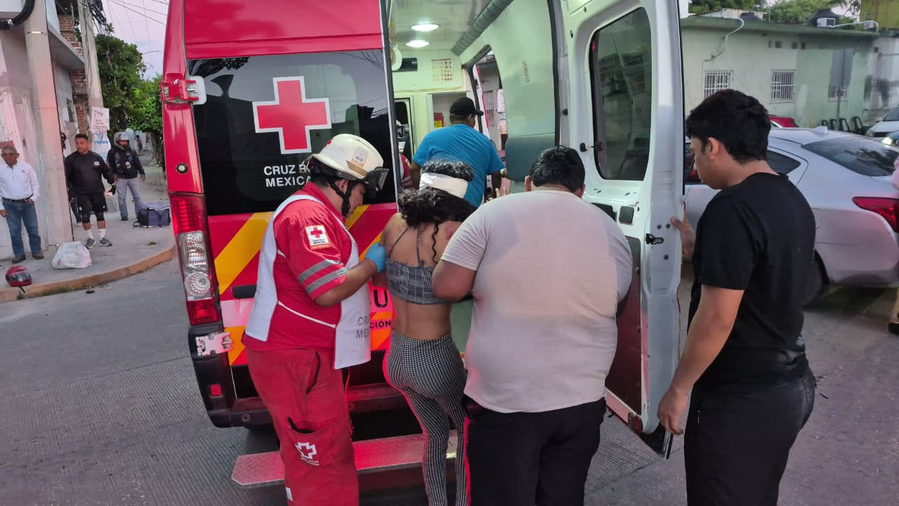 Socorristas atendieron a las dos accidentadas y las trasladaron de urgencia a un hospital local.