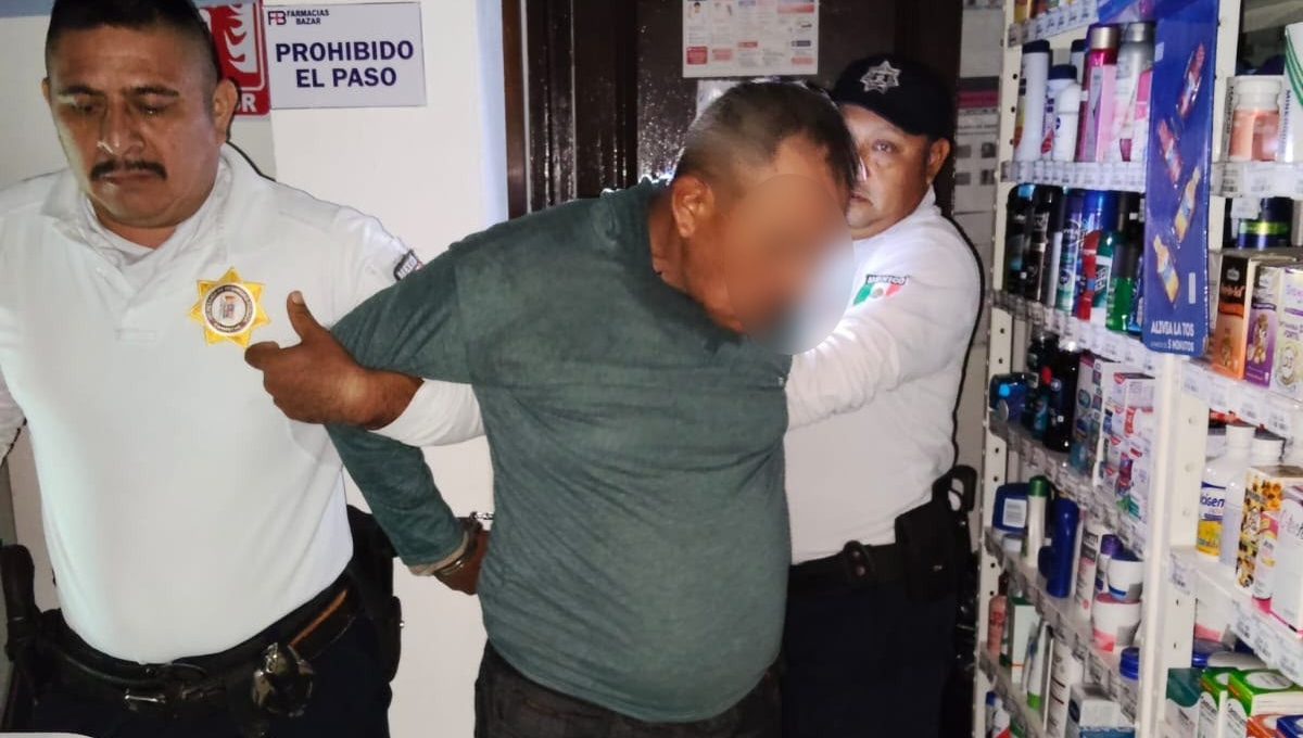 Sorprenden a presunto ladrón dentro de una farmacia del centro de Hopelchén