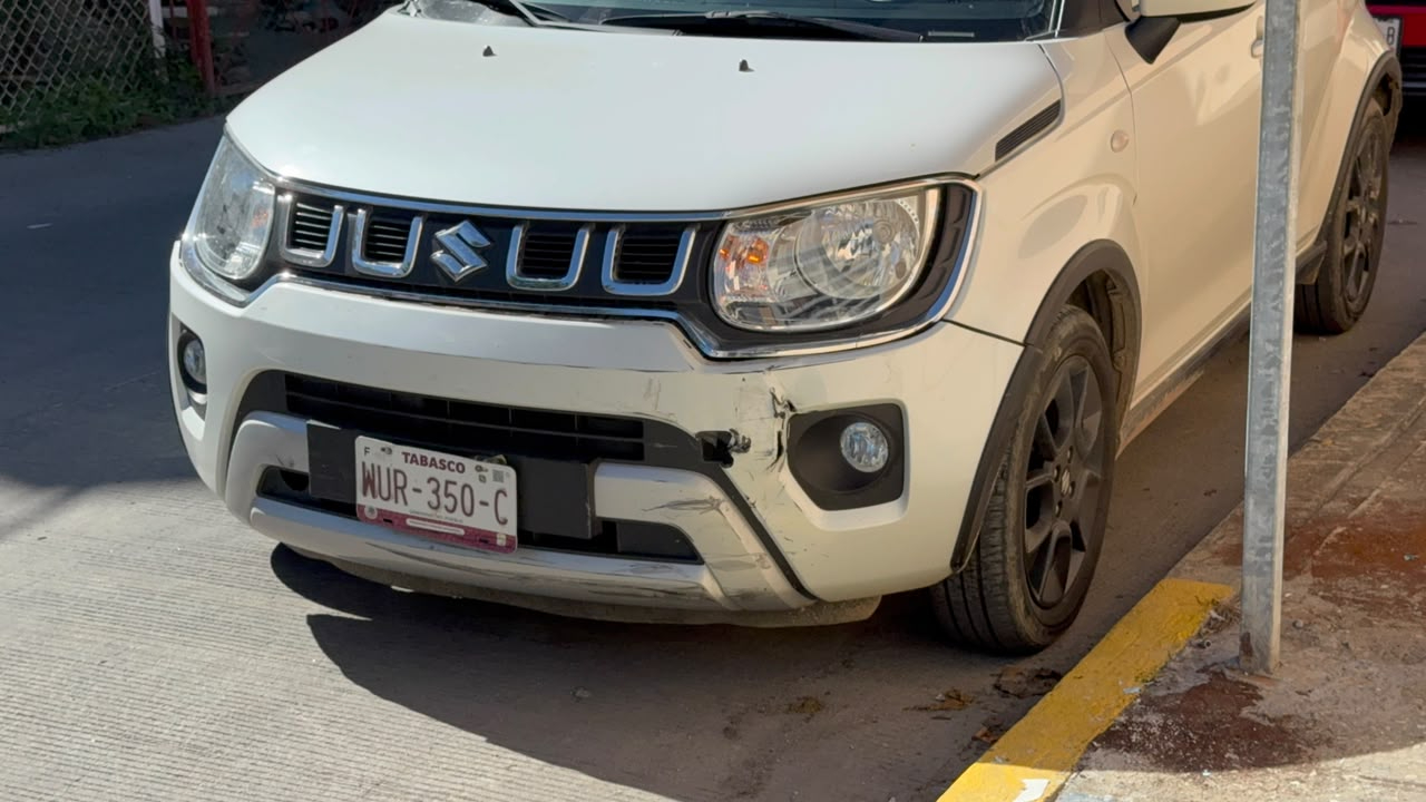 Un Suzuki Ignis blanco presuntamente no respetó una señal de alto.
