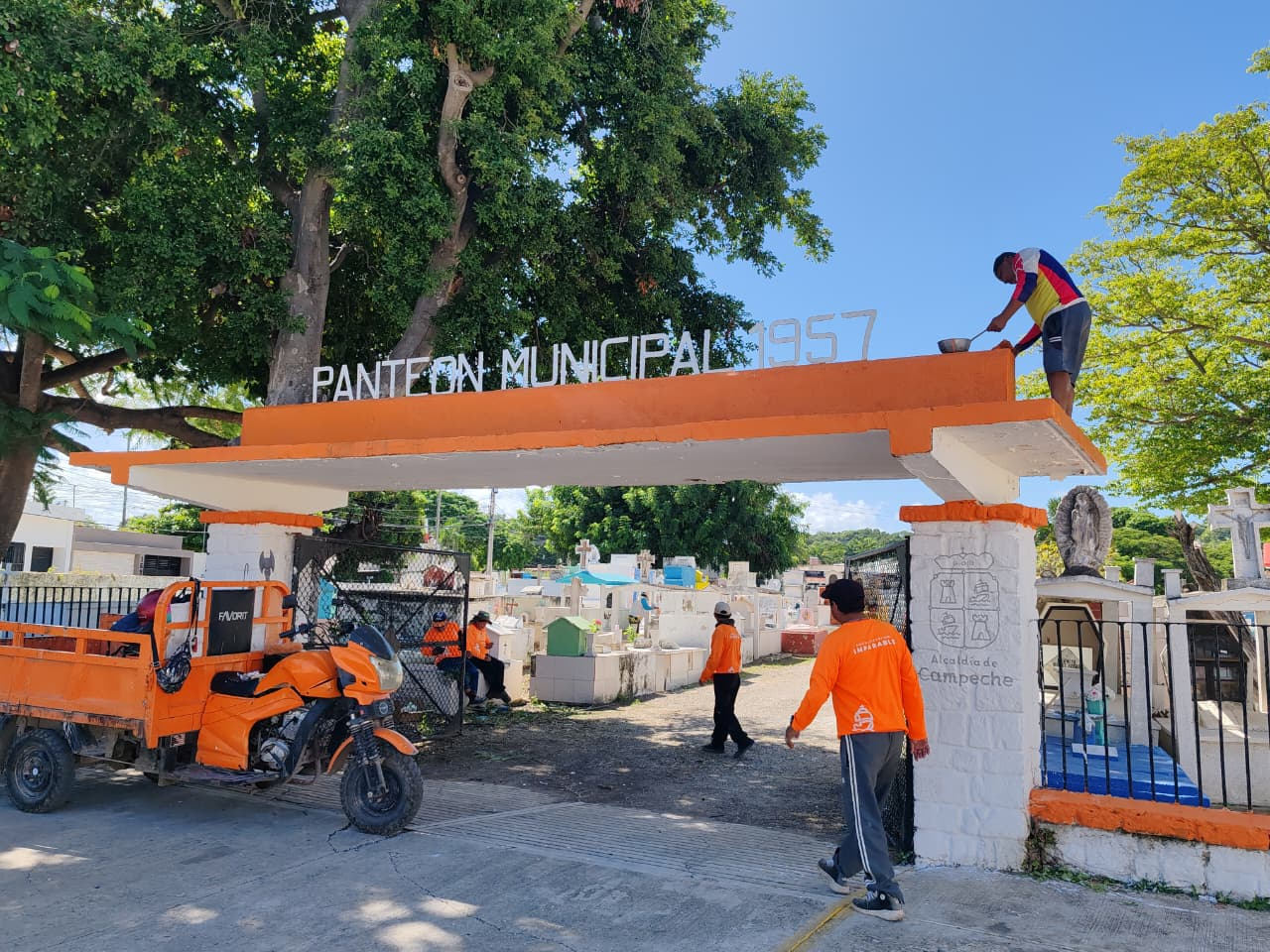Trabajadores del municipio ejecutan labores de acondicionamiento en los cementerios de Campeche.