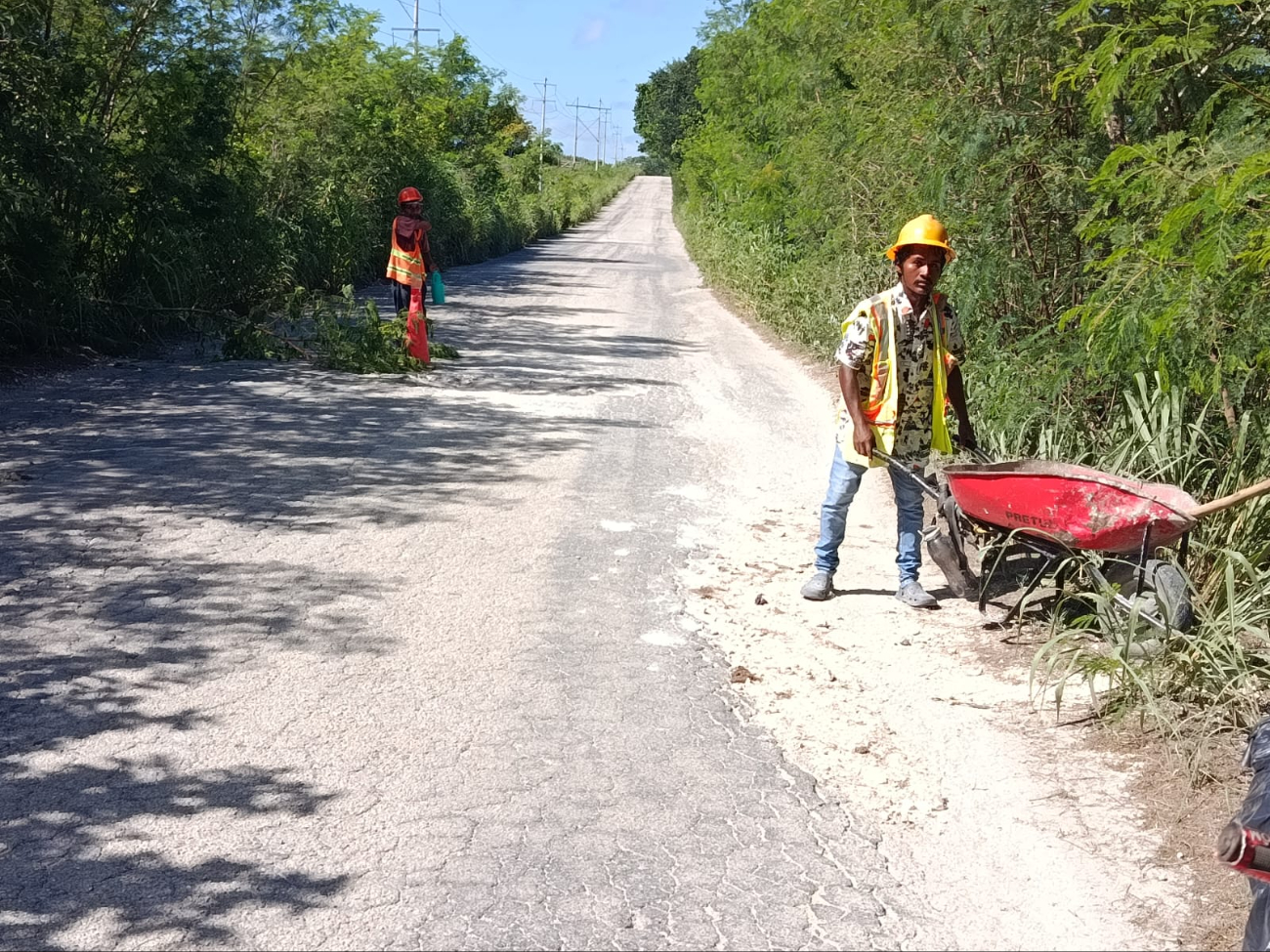 Algunos pobladores bachean con sus medios a cambio de aportaciones, y así convierten el abandono oficial en fuente de ingresos.