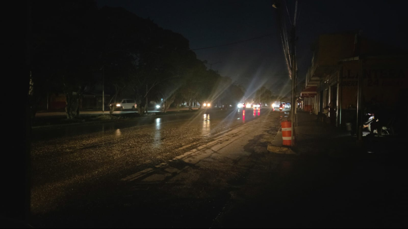 Así se ven las calles de la Supermanzana 105 en Cancún, Quintana Roo tras el apagón.