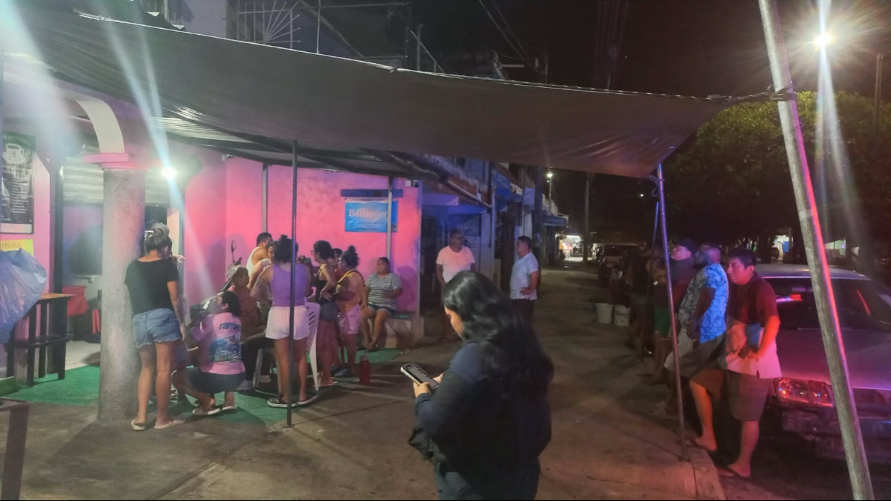 Dos hombres llegaron en motocicleta, amenazaron con armas de fuego a clientes y trabajadores y escaparon con dinero y objetos de valor