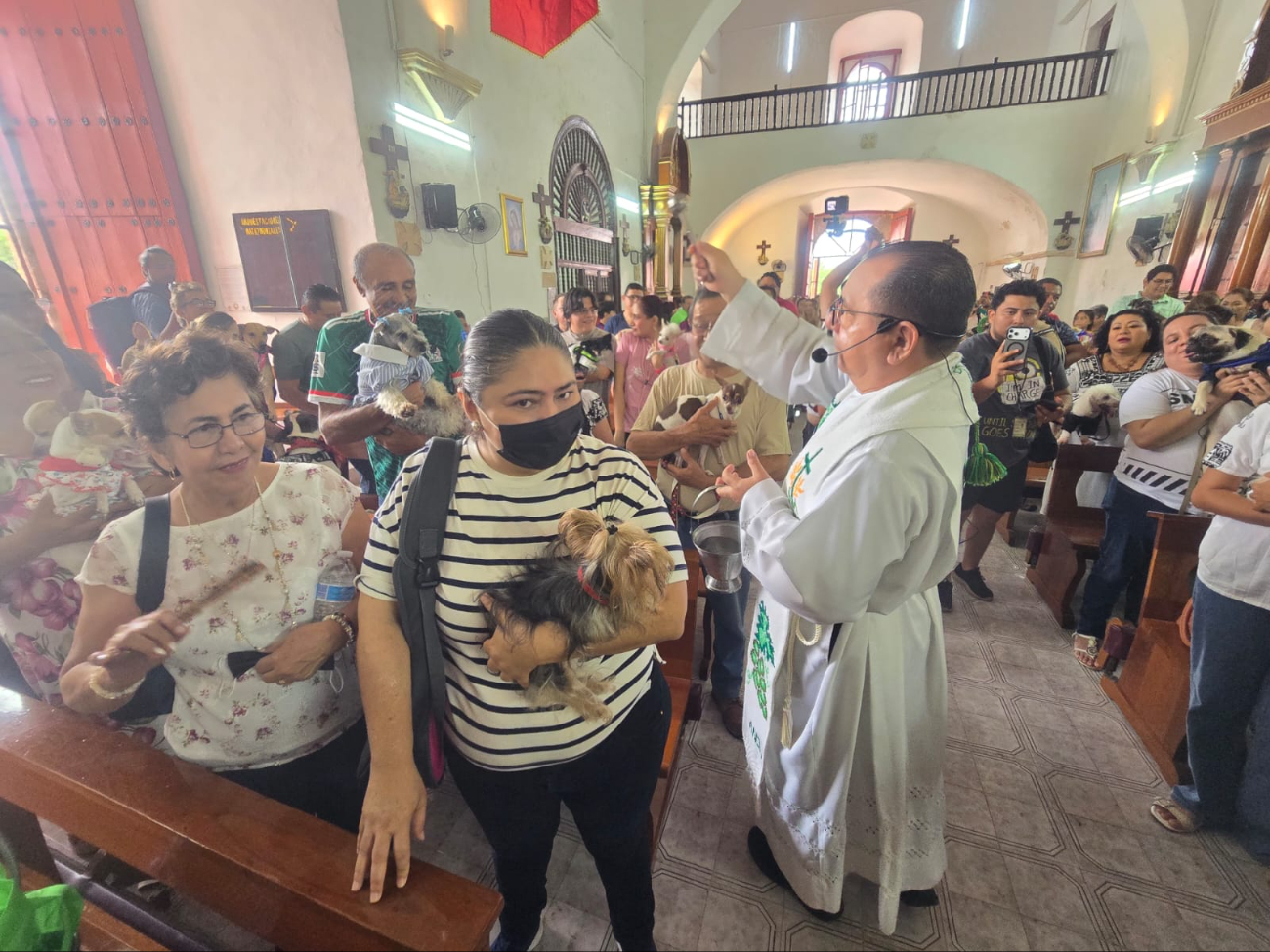 El párroco Noé López destacó el vínculo del templo con San Francisco de Asís, patrono de los animales.
