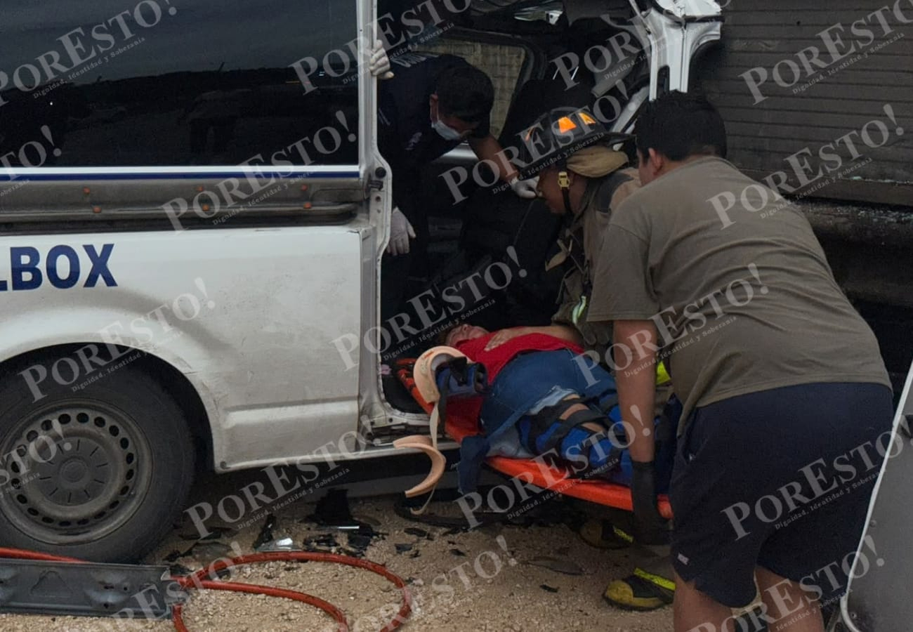 Paramédicos atendieron a las tres personas que resultaron lesionadas tras el accidente