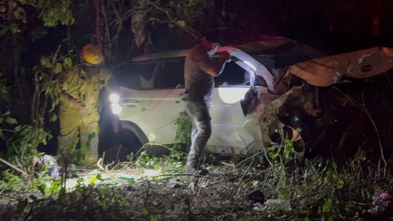 Un accidente entre un taxi y dos vehículos particulares dejó dos personas fallecidas y cuatro heridas en la Costera del Golfo