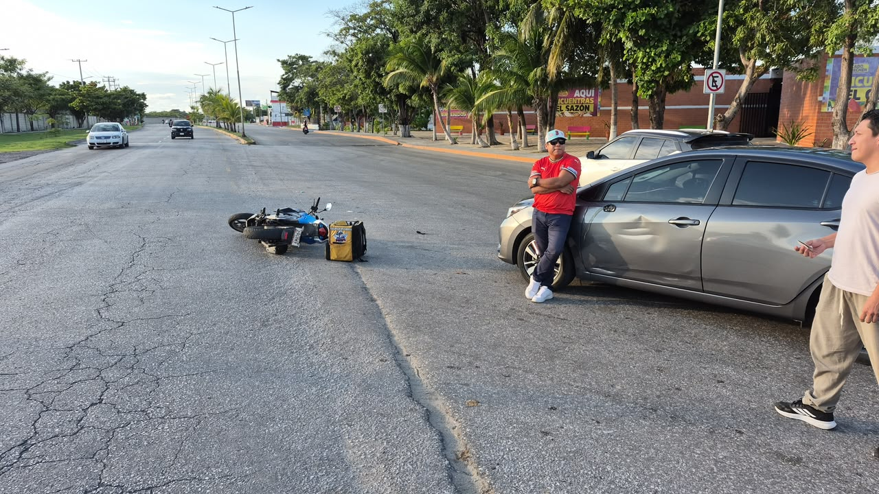 Un automóvil y una motocicleta resultaron involucrados en un accidente sobre la avenida Isla de Tris, frente al Mercado del Chechén
