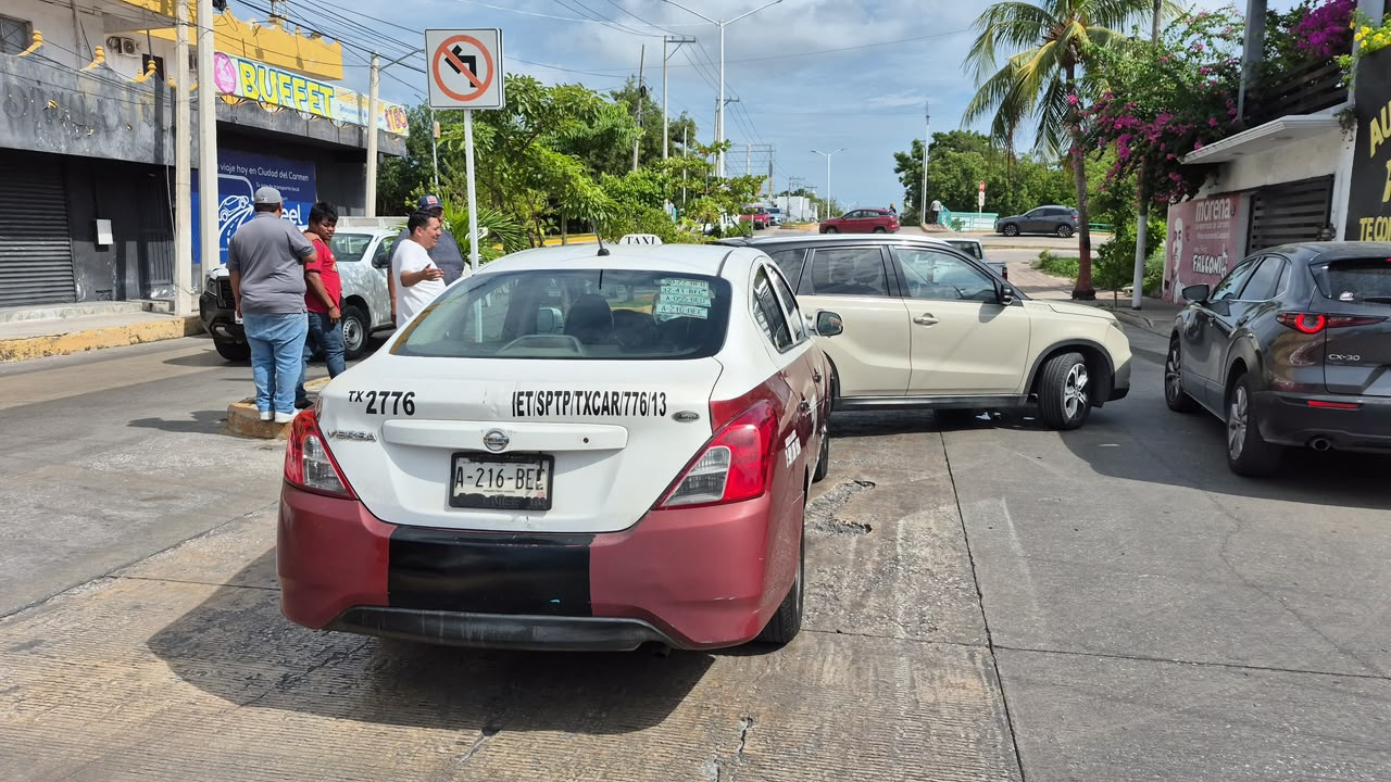 Un taxi y una camioneta resultaron con daños materiales tras un accidente registrado en la avenida 56 de Ciudad del Carmen