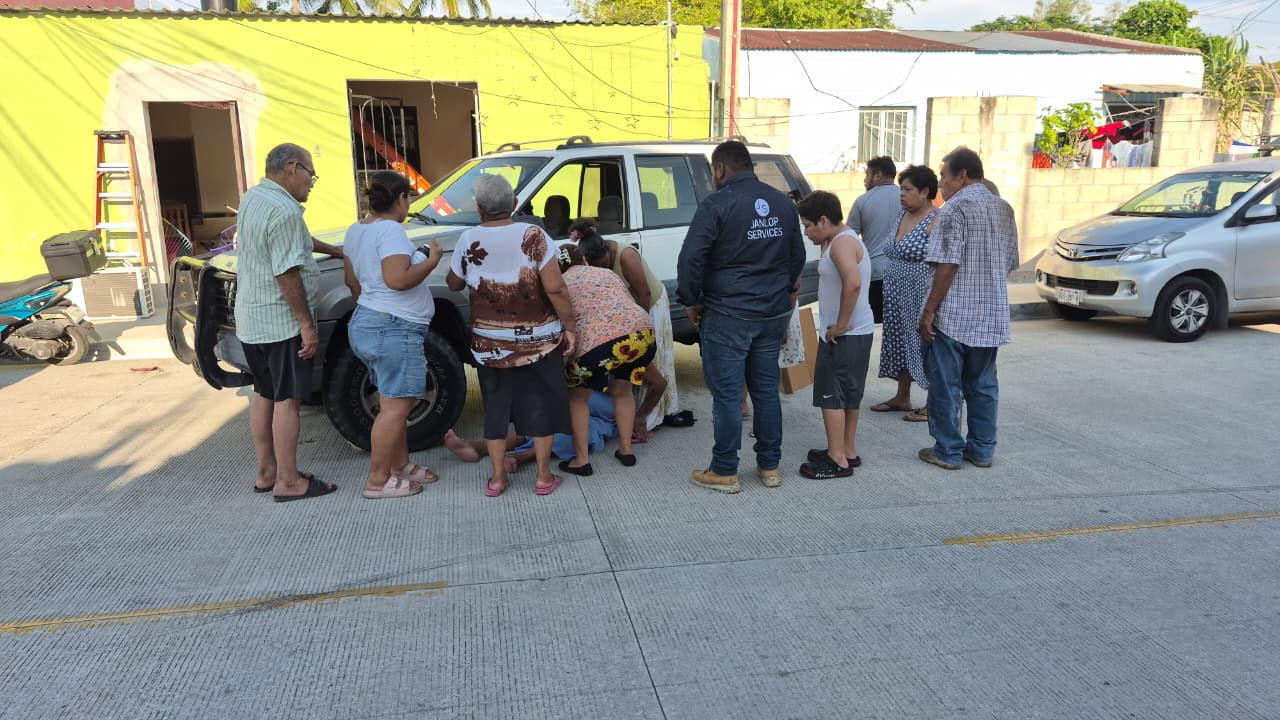 Una mujer fue hospitalizada tras ser atropellada por su propio vehículo en la colonia Justo Sierra.
