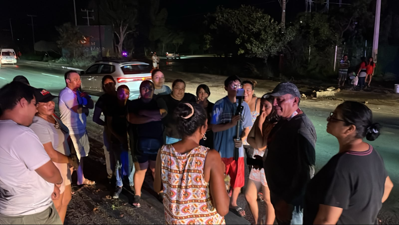 Vecinos de Urbi Villas bloquearon la avenida José López Portillo para protestar por la falta de agua potable en sus viviendas