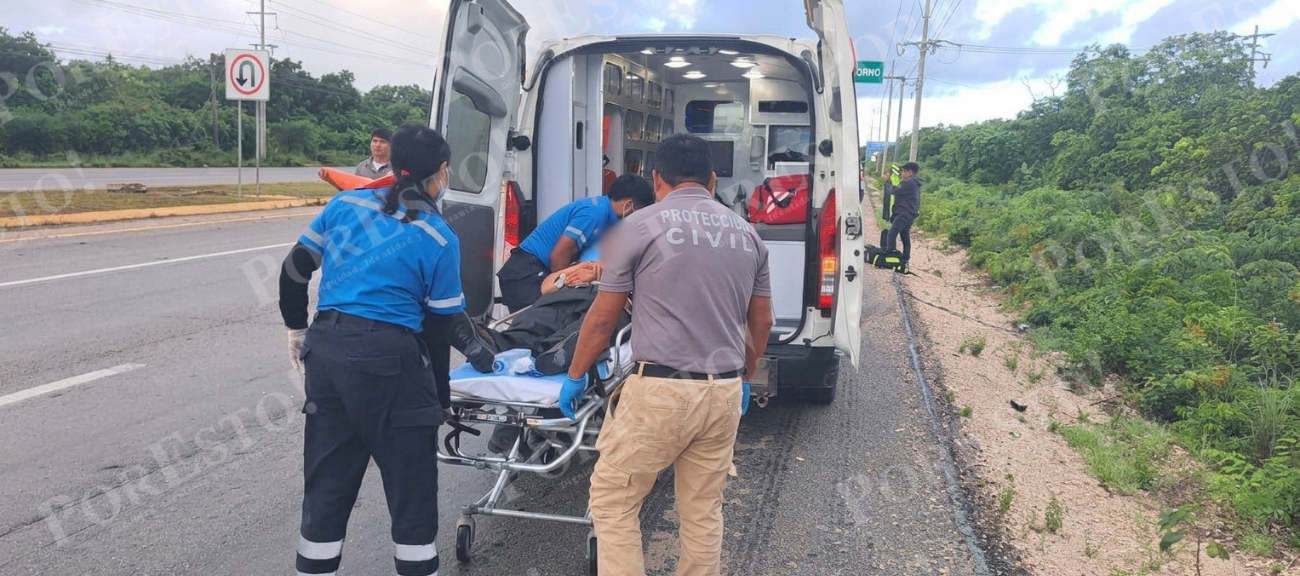 Paramédicos de Costamed atendieron al motociclista y lo trasladaron a un hospital para recibir atención médica