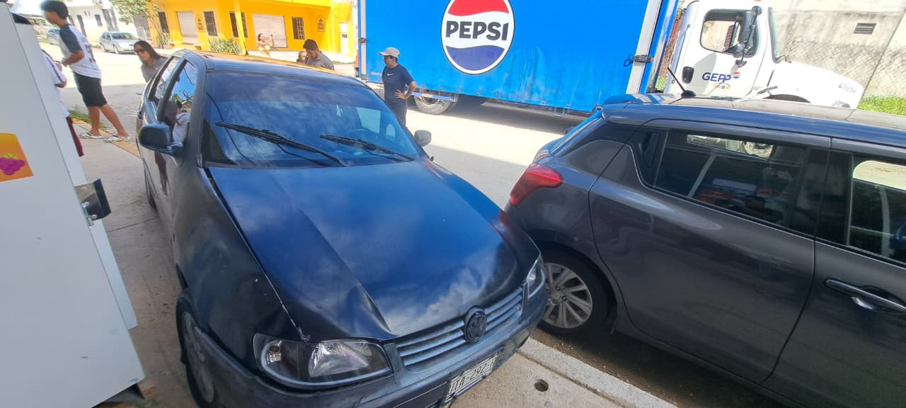 La automovilista terminó sobre la banqueta frente a una tienda de abarrotes