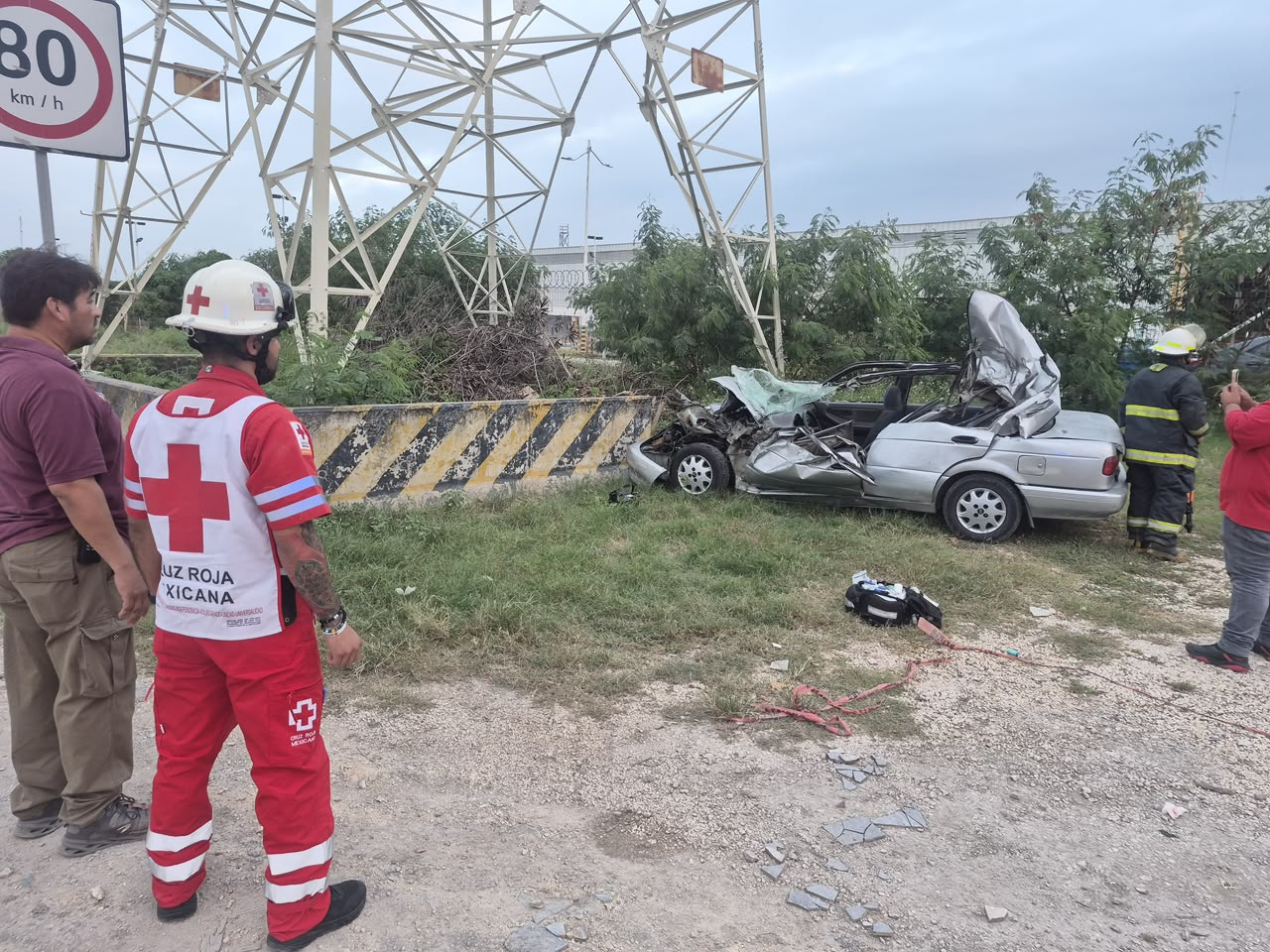 El conductor de un Nissan Tsuru plata perdió el control tras chocar por alcance contra otro auto compacto.