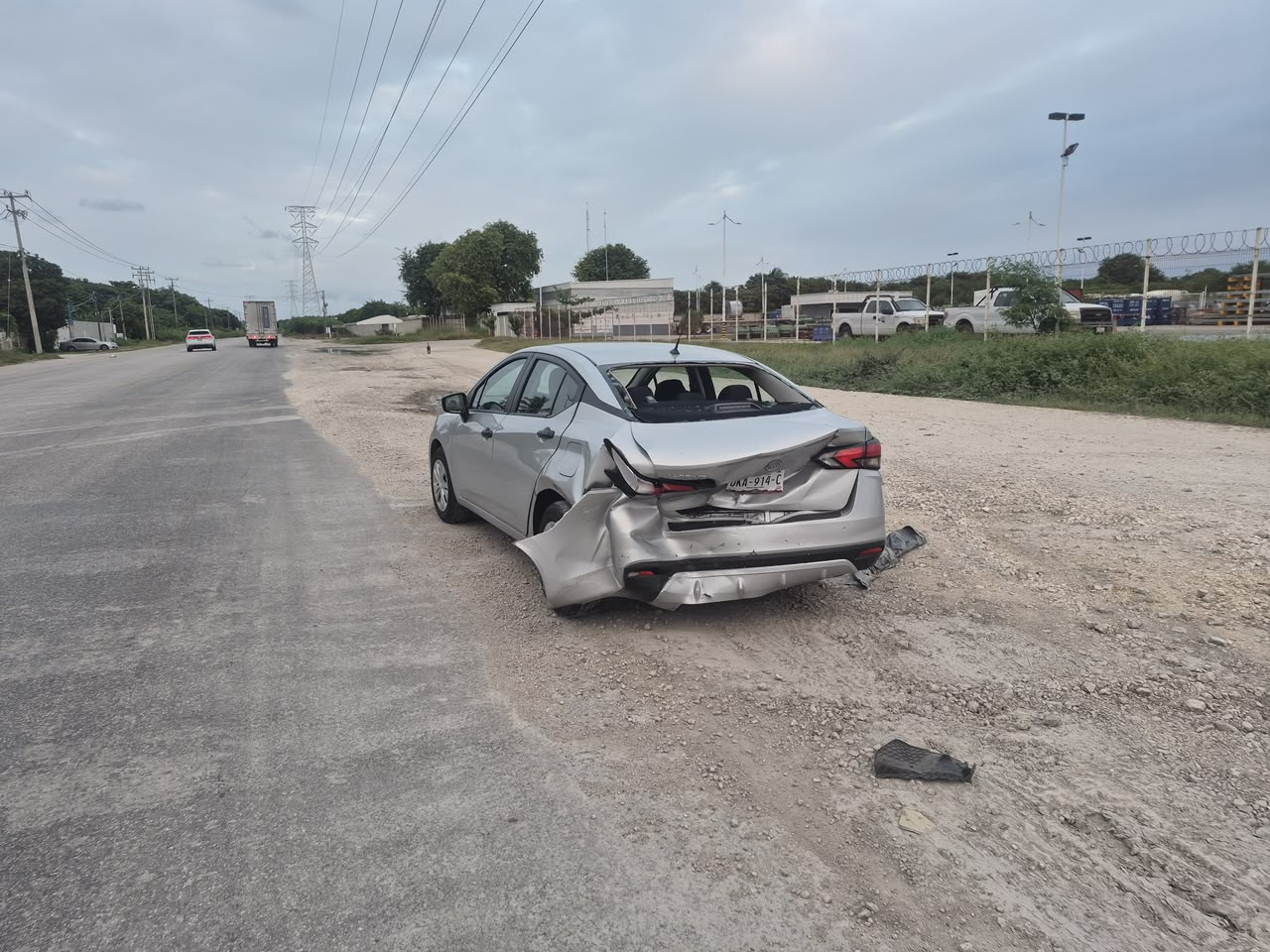 El conductor presuntamente chocó por alcance contra otro vehículo Nissan.