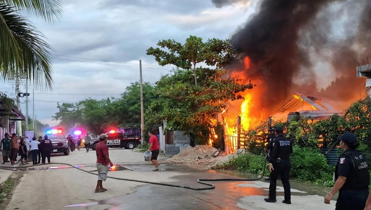 Consume fuego dos viviendas en el Fraccionamiento Caribe; vecinos y policías lucharon contra las llamas a cubetazos
