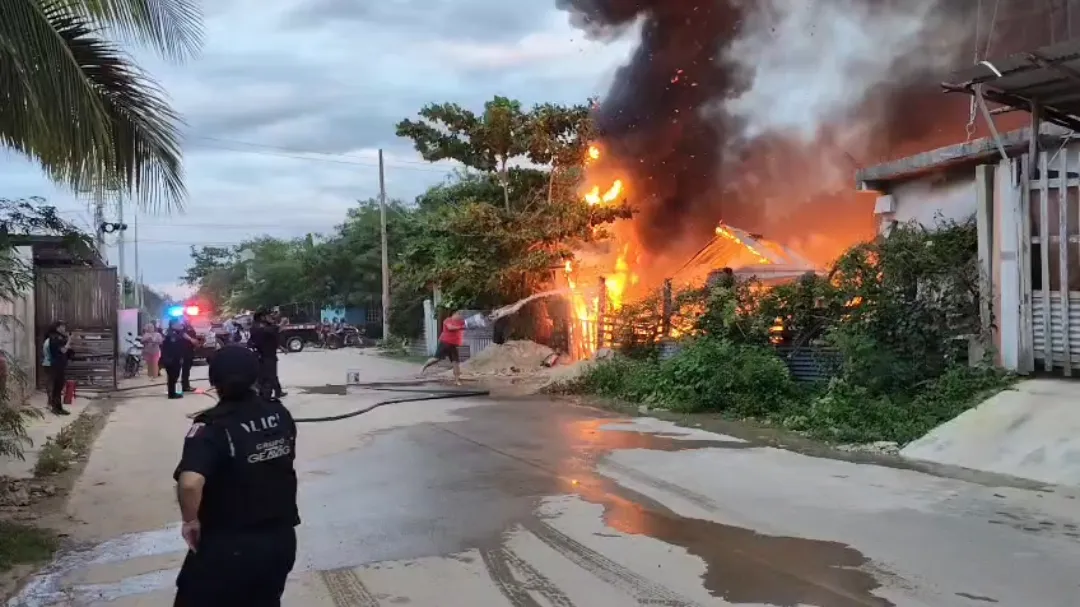 Consume fuego dos viviendas en el Fraccionamiento Caribe; vecinos y policías lucharon contra las llamas