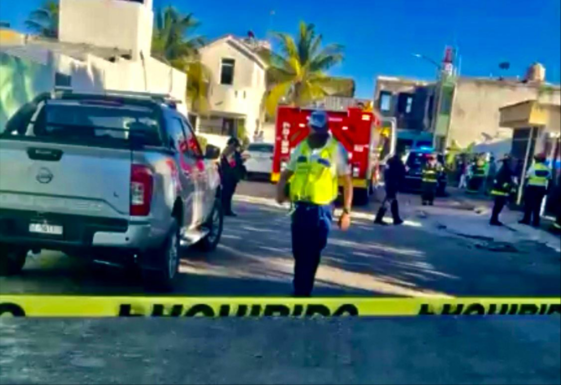 Elementos del Heroico Cuerpo de Bomberos llegaron al lugar para sofocar las llamas.