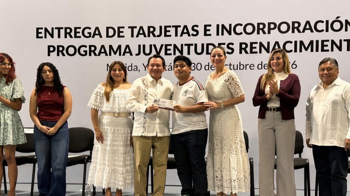 Entregan tarjetas del programa Juventudes Renacimiento