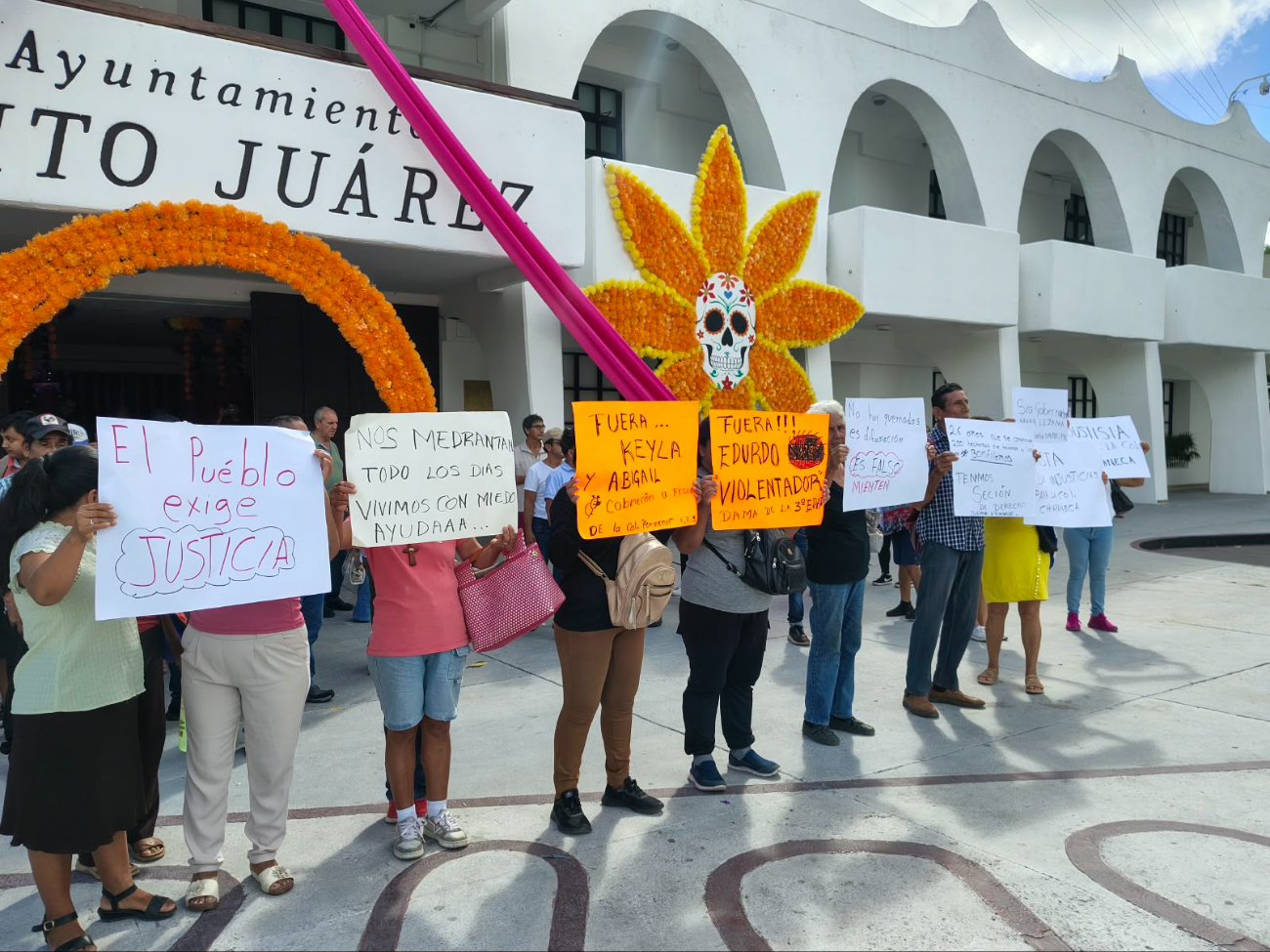 Los inconformes mostraron pancartas con sus peticiones y consignas.