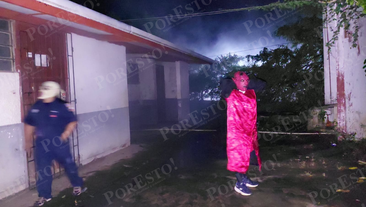 En el inmueble abandonado se instalaron escenarios y personajes de películas de terror.