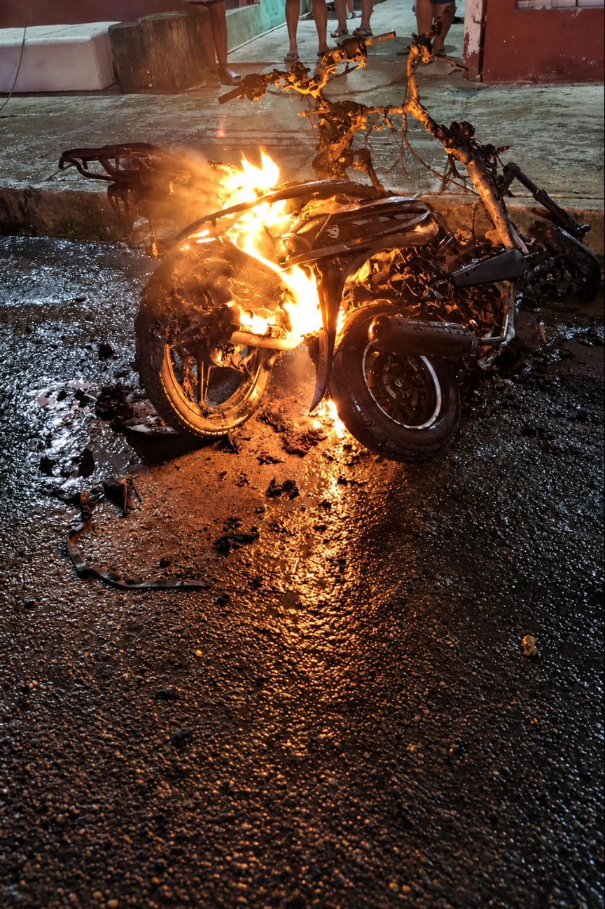 Una Italika 150 y una Yamaha Crypton sufrieron daños totales, mientras que un Nissan Sentra y una motocicleta Honda Dio resultaron afectados por el calor