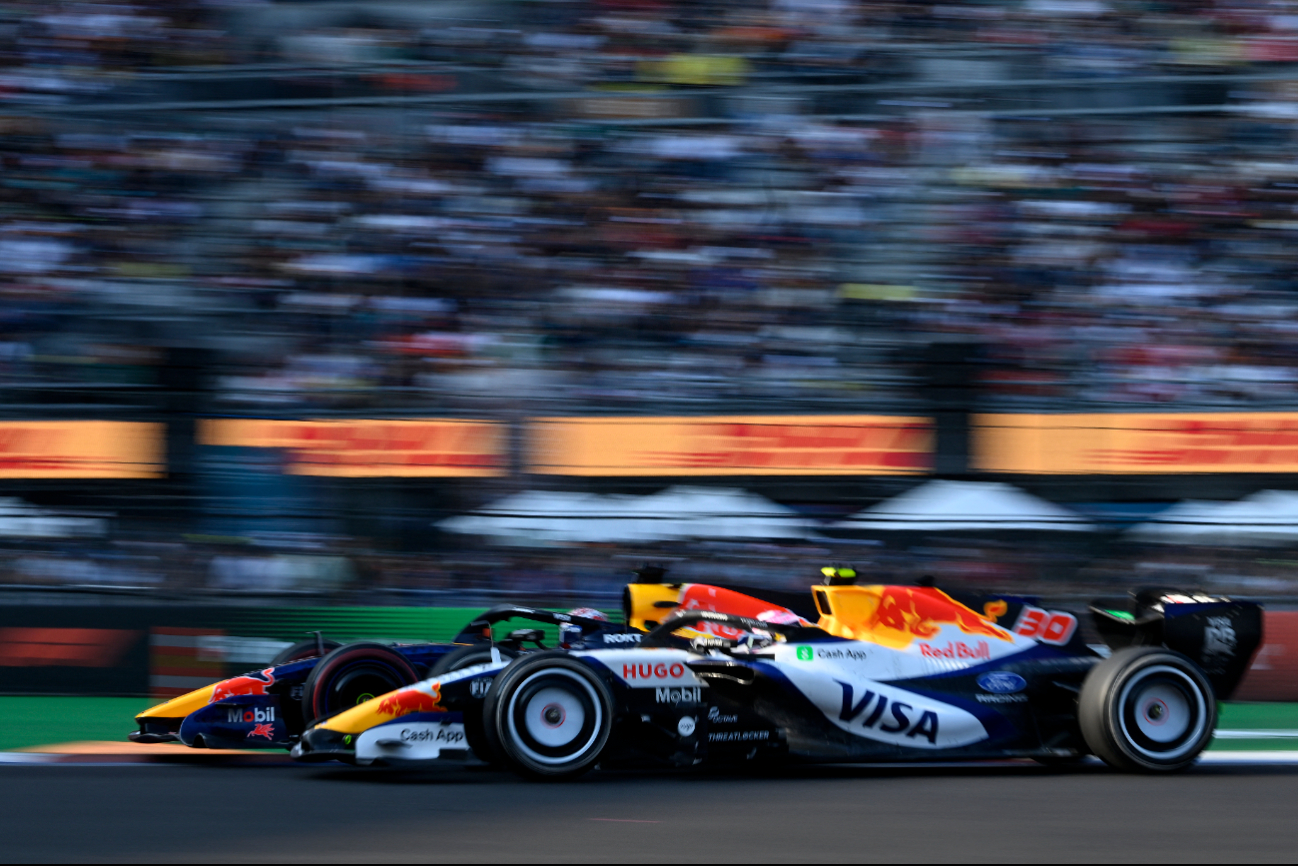 Lawson y Verstappen pelearon la posición en la pista y terminaron chocando.