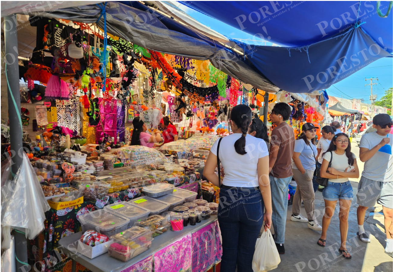 Compradores recorrieron los pasillos del Mercado 23 en busca de los productos necesarios para preparar sus altares