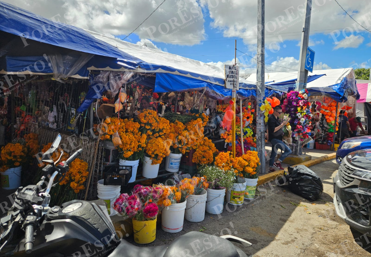 Cientos de compradores acudieron para adquirir flores, veladoras, pan de muerto y otros artículos para sus ofrendas