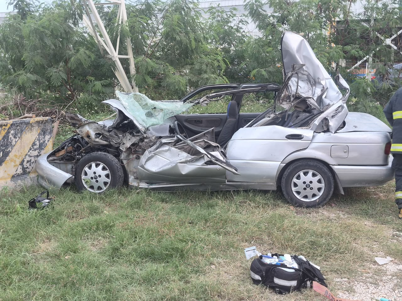 Un múltiple accidente carretero en la vía Carmen-Isla Aguada dejó un conductor en estado grave y severos daños materiales.