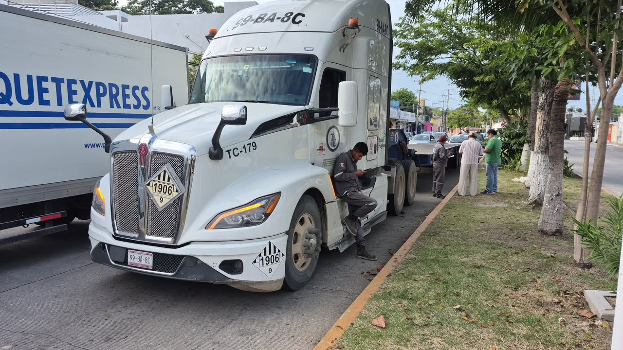 El pasajero acusó al chofer del tráiler de actuar intencionalmente y amenazó con denunciarlo penalmente.