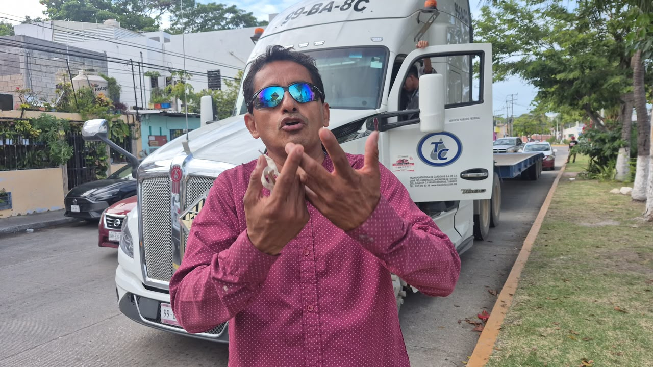 El pasajero declaró que tuvo que maniobrar el volante para evitar que el taxi sufriera un daño mayor.