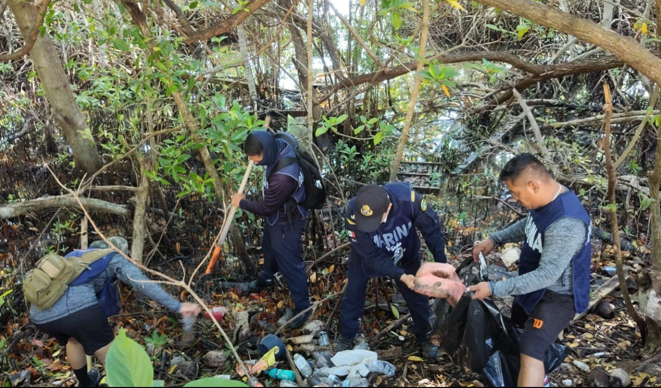 Personal de la Quinta Región Naval participó en la recolección de aproximadamente 3.5 toneladas de residuos sólidos en la carretera de Sac-Bajo, en Isla Mujeres.