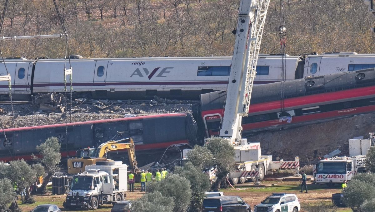 La presidenta Claudia Sheinbaum precisó que ocho mexicanos viajaban en alguno de los trenes accidentados
