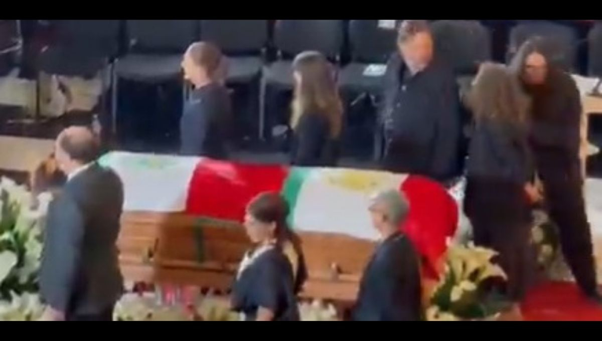 La presidenta de México, Claudia Sheinbaum, encabezó una guardia de honor ante el féretro del ingeniero Cuauhtémoc Cárdenas en el Palacio de Bellas Artes