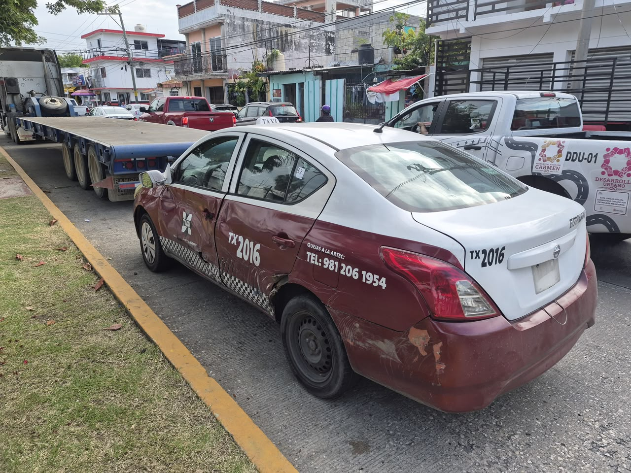 Un tractocamión de carga impactó y arrastró varios metros a un taxi con un pasajero a bordo en Ciudad del Carmen.