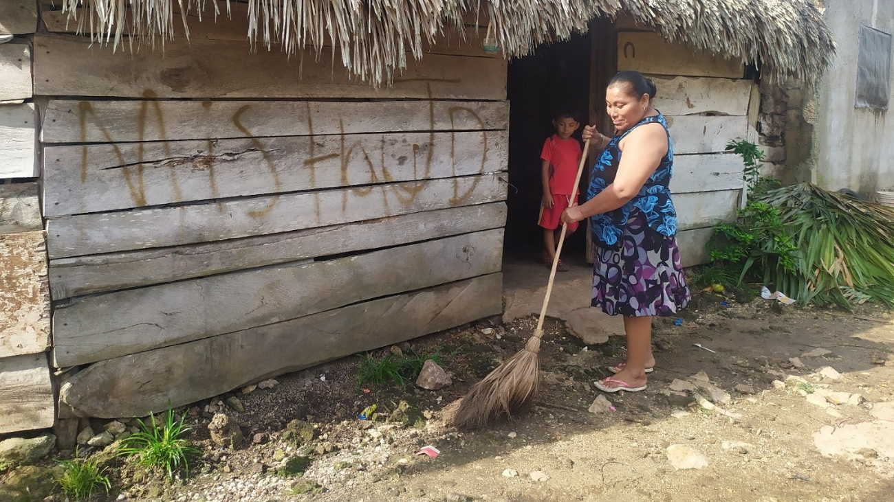 Yucatecos limpian sus casas y preparan ofrendas para recibir a sus difuntos
