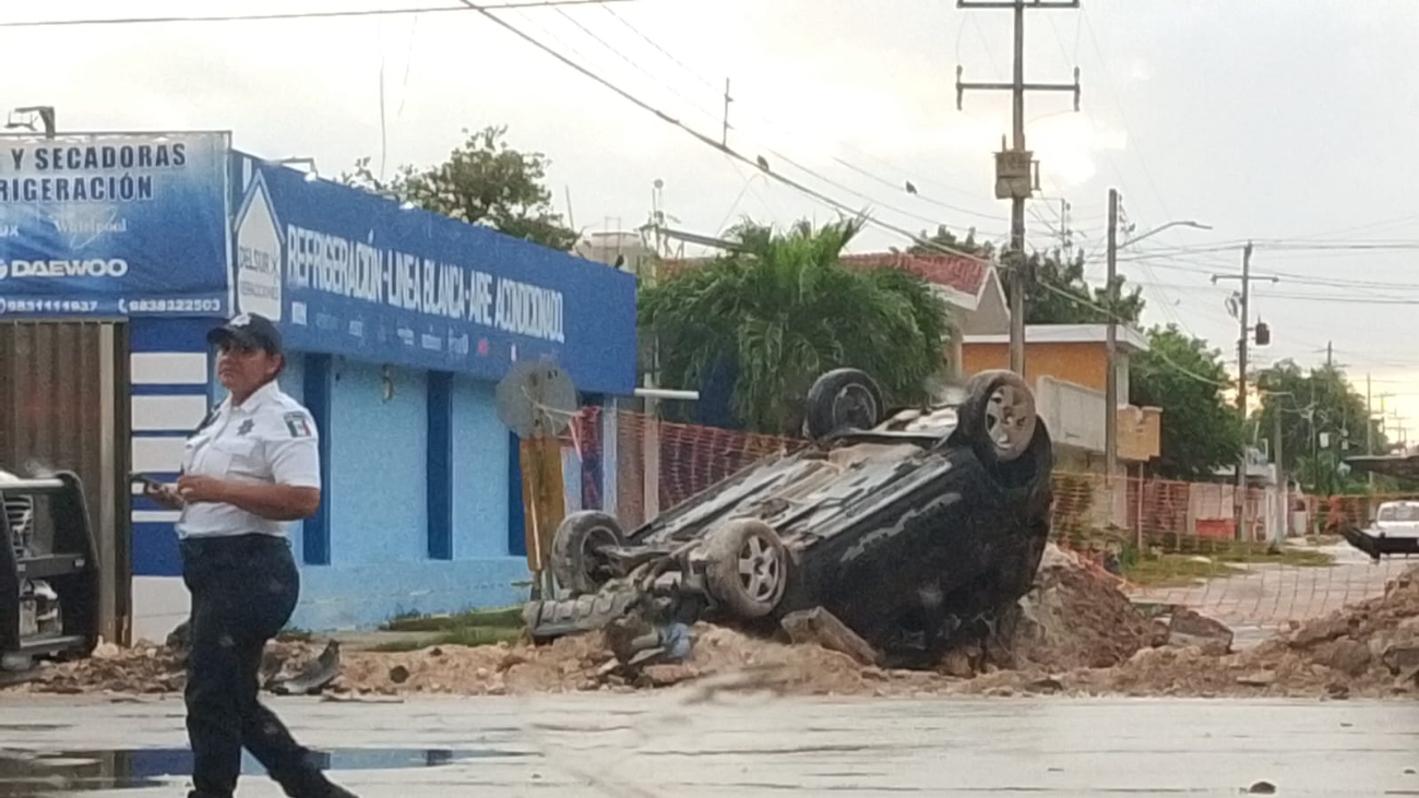 Conductor sale ileso tras aparatoso accidente en una zanja de Chetumal