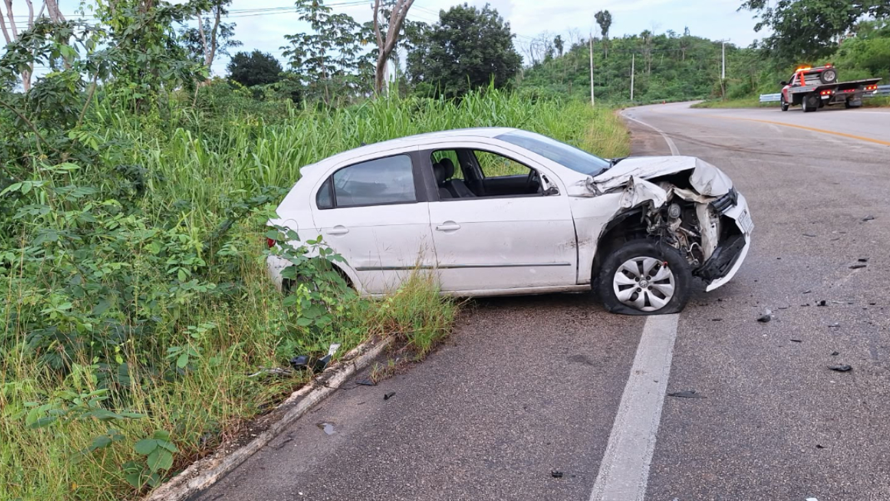 El auto compacto sufrió daños importantes en el frente.