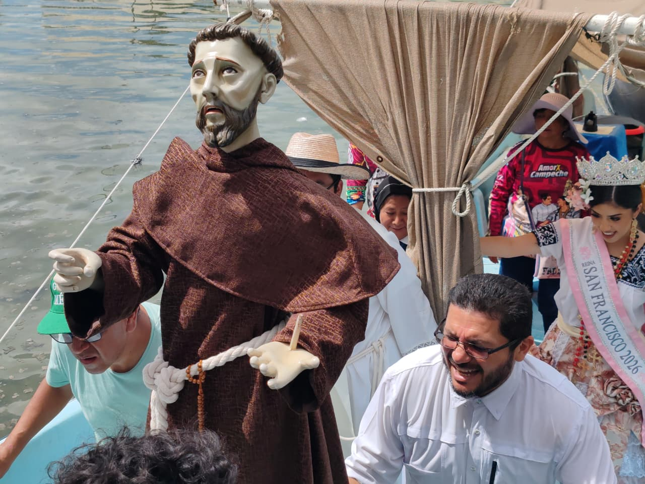Entre cánticos y oraciones, San Francisco de Asís vuelve a encontrarse con el mar