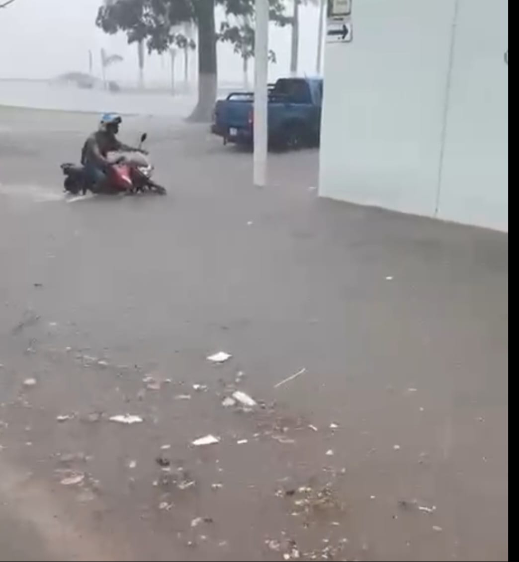 Lluvias dejan inundaciones y caos vial en la capital campechana