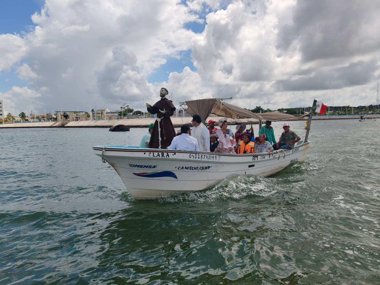 Pescadores y feligreses acompañan a San Francisco de Asís en su recorrido marítimo