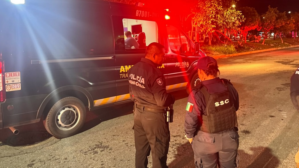 Rescatan por una ventana a madre e hijo atrapados durante incendio en Playa del Carmen