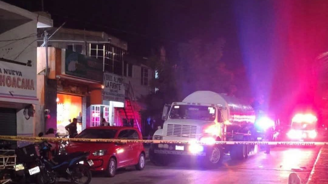 Un adolescente inhala gases, cae a una fosa y al intentar auxiliarlo, sus compañeros se intoxican