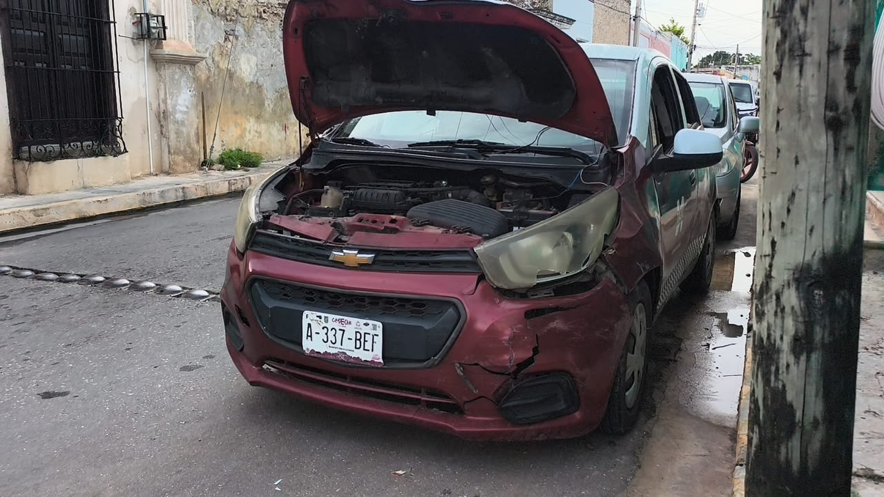 1. Mujer termina lesionada tras choque con taxi en calles de Campeche