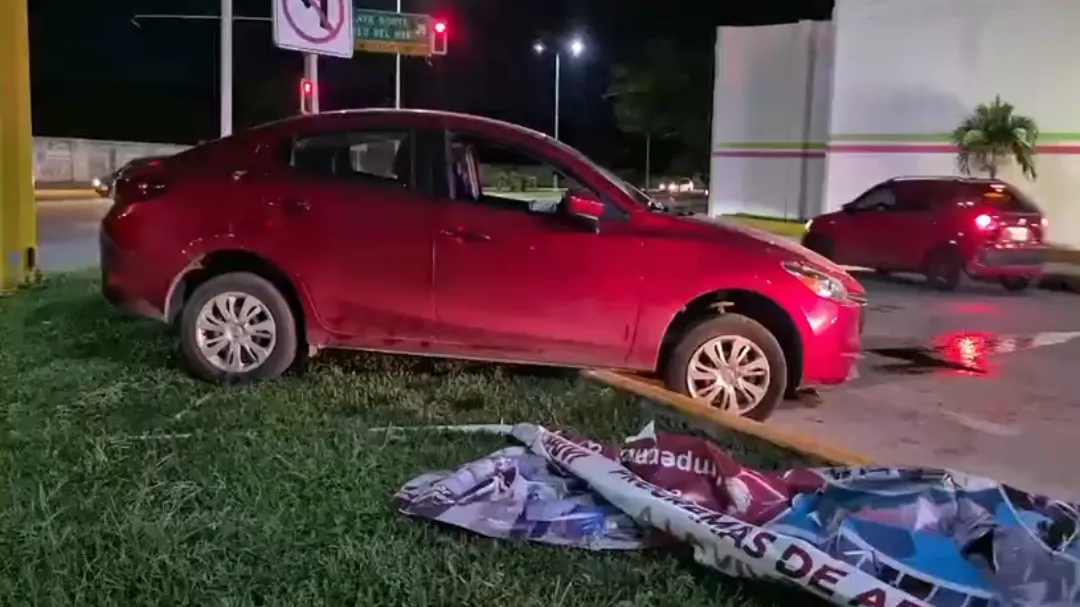 El automóvil derrapó y terminó proyectándose de frente contra el camellón.