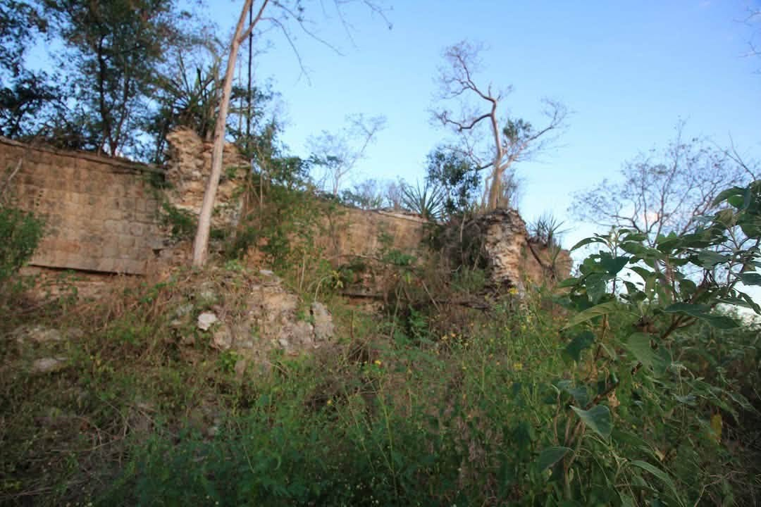 Entre maleza y abandono: así se pierde el potencial turístico de Hopelchén